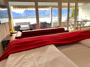 Desk, travel cot, WiFi, bed sheets