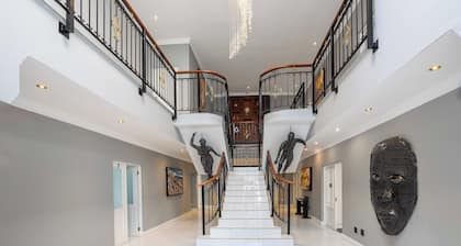 Serene HOTEL with outdoor pool & inclusive breakfast in tranquil Northcliff.
