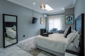 11 bedrooms, in-room safe, iron/ironing board, free WiFi - Serene HOTEL with outdoor pool & inclusive breakfast in tranquil Northcliff. (Randburg)