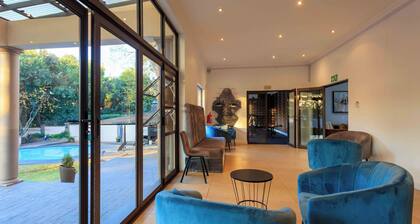 Serene HOTEL with outdoor pool & inclusive breakfast in tranquil Northcliff.