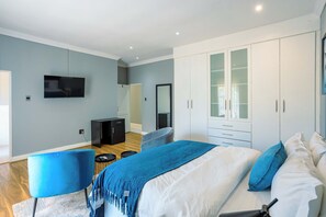 11 bedrooms, in-room safe, iron/ironing board, free WiFi