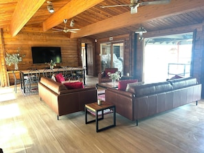 Smart TV, fireplace, ping pong, books - Lakeside Abode at Taylor Bay | Lake Eildon (Taylor Bay)
