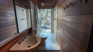 Shower, hair dryer, soap, shampoo - Lakeside Abode at Taylor Bay | Lake Eildon (Taylor Bay)