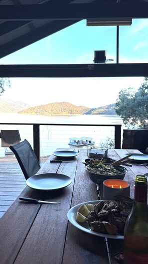 Outdoor dining - Lakeside Abode at Taylor Bay | Lake Eildon (Taylor Bay)