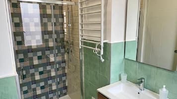 Ducha, secador de pelo, bidet, toallas