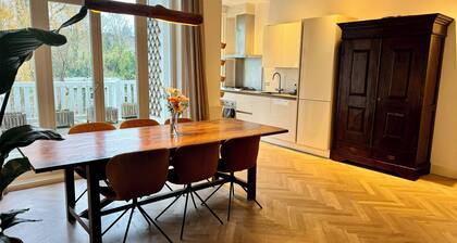 Beautiful, bright and quiet apartment close to the heart of Amsterdam. 2 slpkmrs.