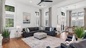 House (5 Bedrooms) | Interior