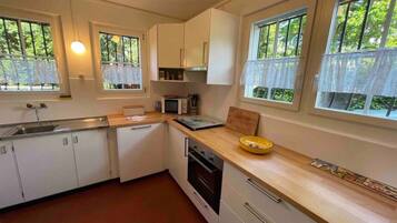 Een koelkast, een magnetron, een oven, een kookplaat