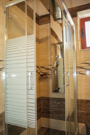 Shower, hair dryer, towels, soap - SundayMar Stone House (Chania)