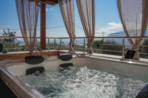 Outdoor spa tub - SundayMar Stone House (Chania)