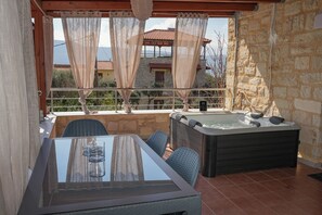 Outdoor dining - SundayMar Stone House (Chania)
