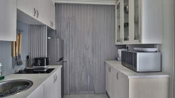 Refrigerador, microondas, parrilla de estufa y tetera eléctrica