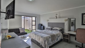1 bedroom, WiFi, bed sheets - Luxury 1BR Stay w/ Pool in Mossel Bay Golf Estate (Mossel Bay)
