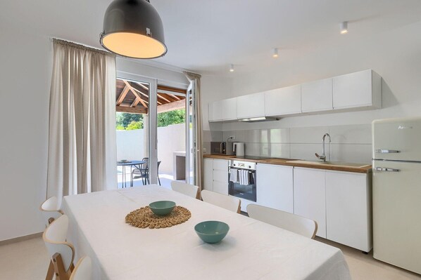 Coffee/tea maker, fridge, microwave, oven - Modern home with swimming pool near the beach (Premantura)
