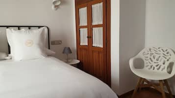 1 bedroom, travel crib