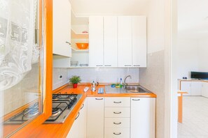 Réfrigérateur, micro-ondes, plaque de cuisson, chaise haute