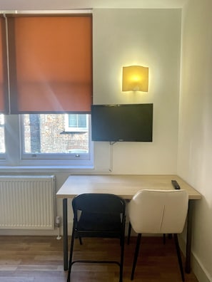 Suite, Shared Bathroom (Flat 8)
