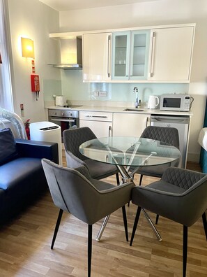 Luxury Studio, Ensuite (Quad ) | Free WiFi - Kensington High Street Suites (London)