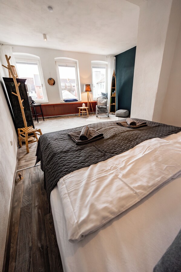 2 bedrooms, iron/ironing board, free WiFi, bed sheets