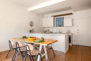 Dining - In the heart of Padua, an elegant place waits for you, embracing the historic Piazza dei Signori with a view that enchants the senses. This apartment, is located on the third floor (no lift), a place where time seems to stand still and the beauty of the  (Padova)