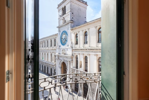 In the heart of Padua, an elegant place waits for you, embracing the historic Piazza dei Signori with a view that enchants the senses. This apartment, is located on the third floor (no lift), a place where time seems to stand still and the beauty of the 
