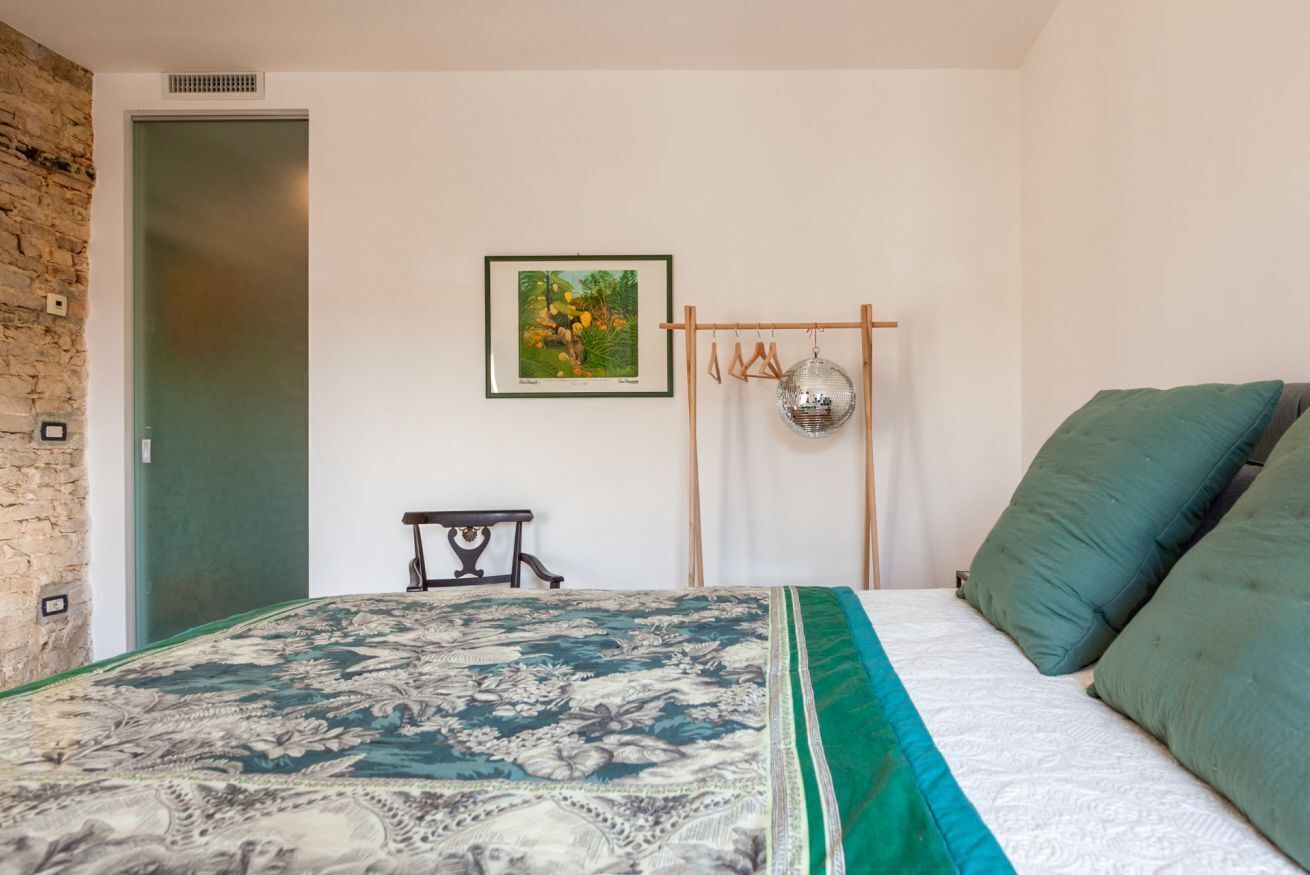 2 bedrooms, iron/ironing board, travel cot, Internet