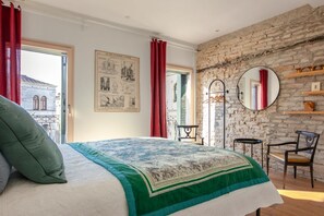 2 bedrooms, iron/ironing board, travel crib, internet