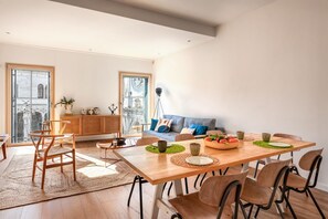 Dining - In the heart of Padua, an elegant place waits for you, embracing the historic Piazza dei Signori with a view that enchants the senses. This apartment, is located on the third floor (no lift), a place where time seems to stand still and the beauty of the  (Padova)