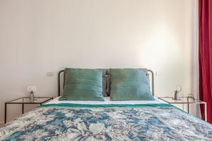 2 habitaciones, tabla de planchar con plancha, cuna de viaje y internet 