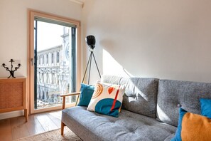 Smart TV - The Two Lions @Lords' Square. (Padova)