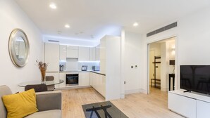Un apartamento moderno con sala de estar, cocina y comedor.