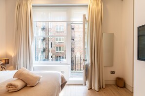 Apartemen Mewah, ensuite (One Bed Room) | 1 kamar tidur, Wi-Fi gratis, dan seprai linen