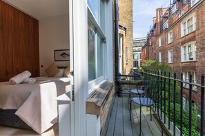 Apartemen Mewah, ensuite (One Bed Room) | Pemandangan balkon