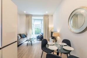 Apartemen Mewah, ensuite (One Bed Room) | Tempat makan