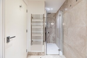 Appartement Exécutif, salle de bains attenante ( Two Bed  Rooms) | Salle de bain | Douche, sèche-cheveux, serviettes fournies, savon