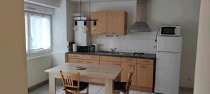 Kylskåp, mikrovågsugn, spishäll och kaffe- och tebryggare