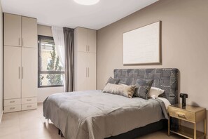 3 Schlafzimmer, Schreibtisch, Bügeleisen/Bügelbrett, Reisekinderbett