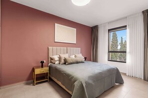 3 soverom, skrivebord, strykejern/-brett og reiseseng for barn