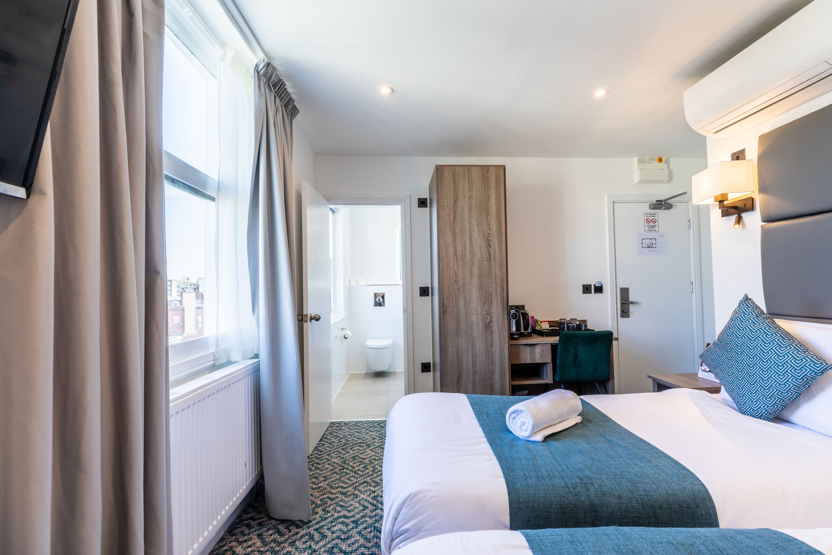 ห้องพรีเมียมทริปเปิล, ห้องน้ำในตัว (Deluxe) | เตารีด/โต๊ะรีดผ้า, Wi-Fi ฟรี, ผ้าปูที่นอน