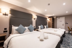 Standard Quadruple Room, Ensuite | Iron/ironing board, free WiFi, bed sheets