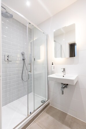 Standard Double Room, Ensuite | Bathroom - The J Hyde Park Hotel (London)