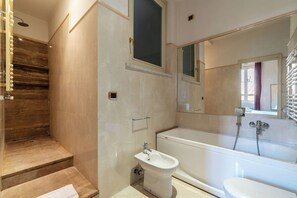 Apartemen, 3 kamar tidur, 2 kamar mandi, pemandangan sungai | Kamar mandi | Perlengkapan mandi gratis dan kloset