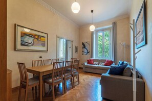 Apartment, 3 Bedrooms, 2 Bathrooms, River View | Living area