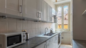 Una cocina moderna con microondas, lavaplatos y estufa.