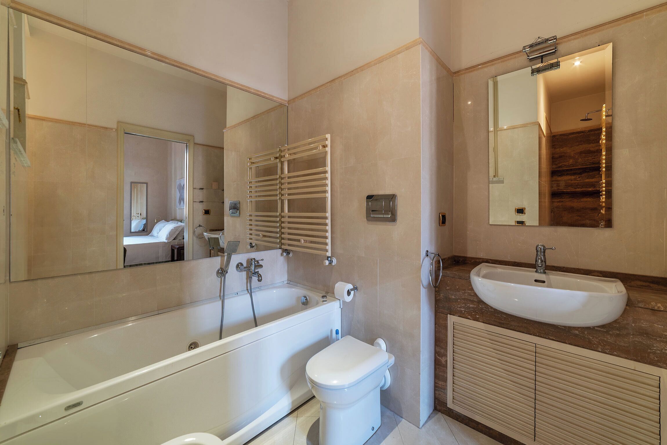 Un baño moderno con bañera, inodoro y lavabo.