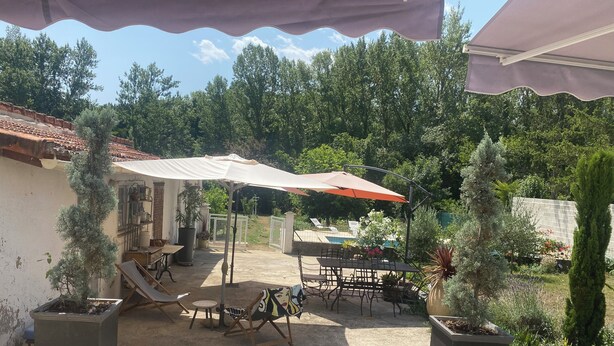 Outdoor dining - Charming single-storey house with saltwater pool. Completely renovated in 2022 (Espéraza)