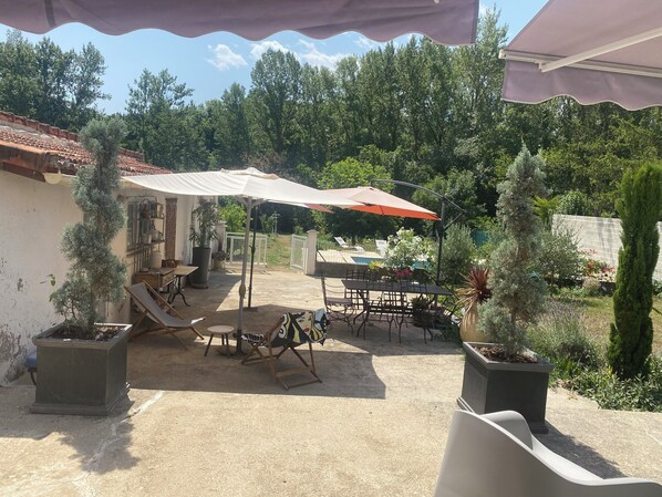 Outdoor dining - Charming single-storey house with saltwater pool. Completely renovated in 2022 (Espéraza)