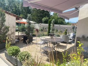 Outdoor dining - Charming single-storey house with saltwater pool. Completely renovated in 2022 (Espéraza)