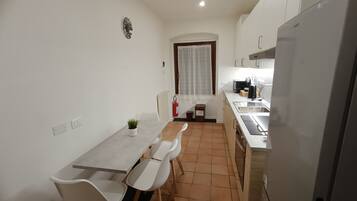 Køleskab, mikrobølgeovn, ovn, kogeplade