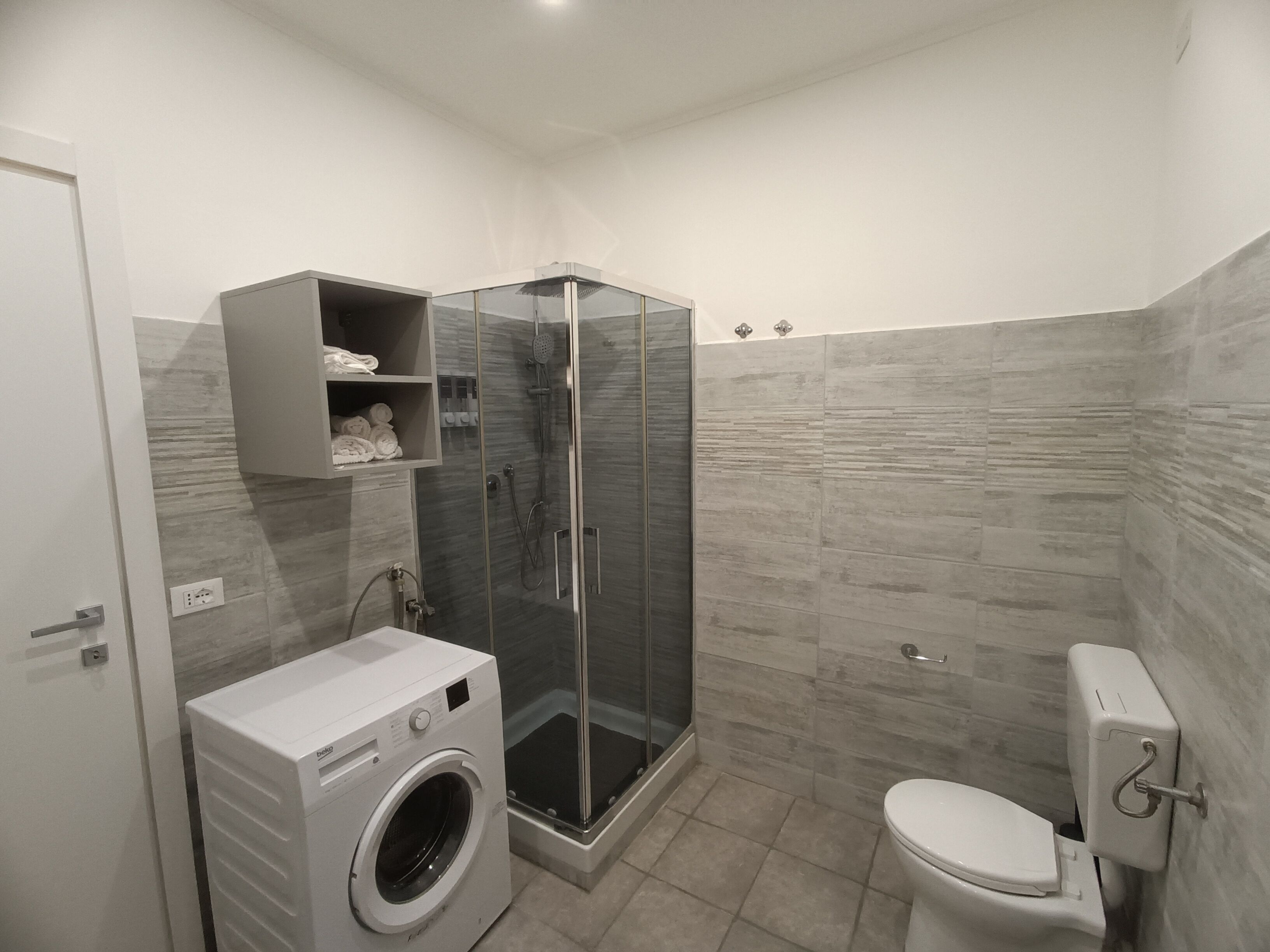 Haartrockner, Bidet, Handtücher, Seife